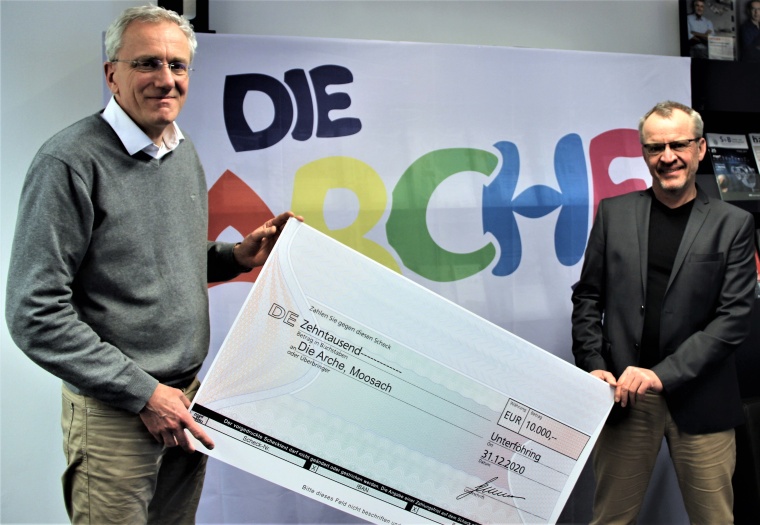 Ludger Voß (l.) und Bernhard Sommer bei der Scheckübergabe. Bildnachweis:...