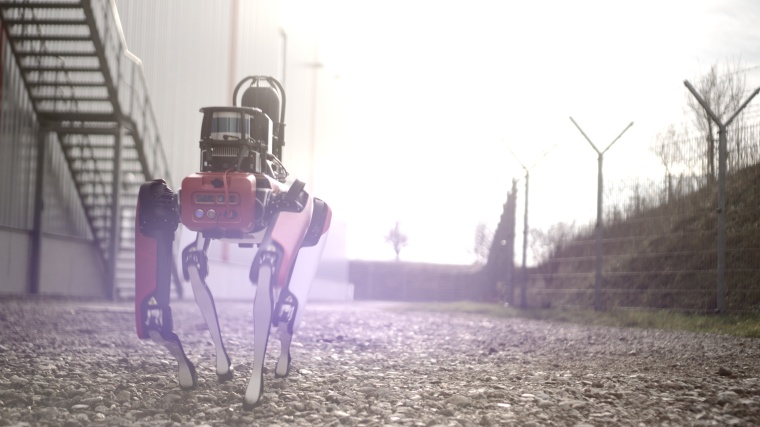 Sicherheitsroboter Spot von Security Robotics im Außeneinsatz am Perimeter....