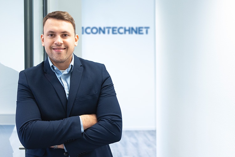 Mark Haenel, Key Account Manager der Contechnet, informiert in einem...