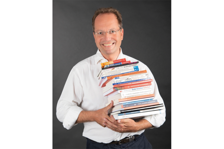 Dr. Wolfgang J. Friedl, Inhaber des Ingenieurbüros Sicherheitstechnik aus...