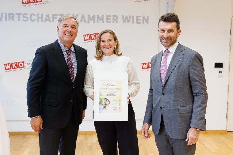 Wirtschaftskammer-Wien-Präsident Walter Ruck (l.) überreicht die...