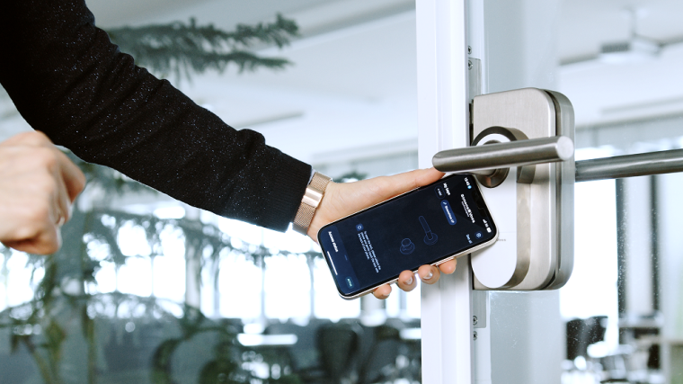 Mobil, einfach, sicher: Der mobile Schlüssel AX2Go von SimonsVoss. ©...