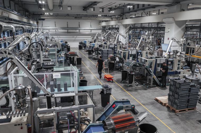 Blick in eine moderne Fertigungshalle mit zahlreichen Maschinen und...