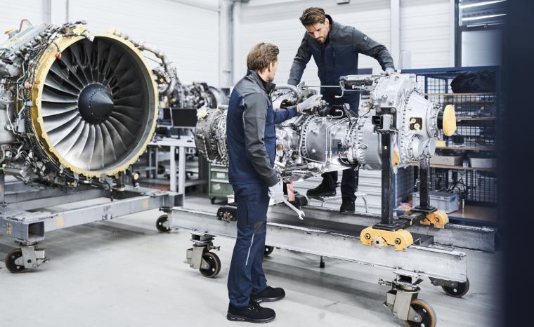 Dezente, dunkle Reflex-Elemente an Jacke und Hose unterstreichen die...