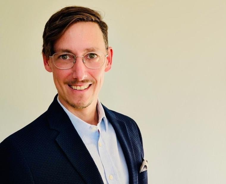 Jüngerer Mann mit blauem Sakko