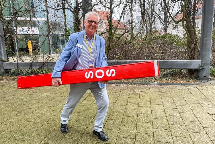 Grauhaariger Herr mit blauem Anzug