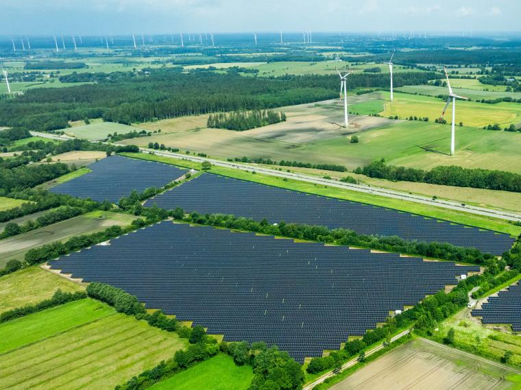 Luftbild von Feldern mit einer großen Fläche mit Photovoltaik; im Hintergrund...