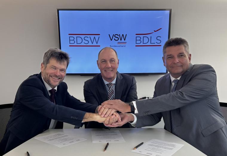 (v.l.n.r.) Johannes Strümpfel, Präsident des VSW, Werner Landstorfer,...