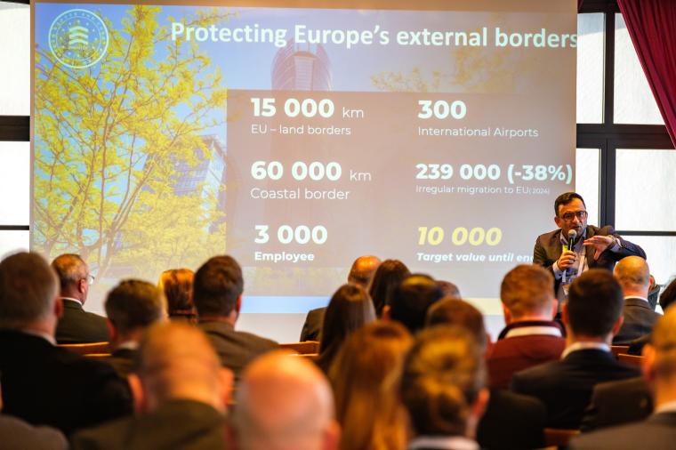 Leinwand vor Publikum