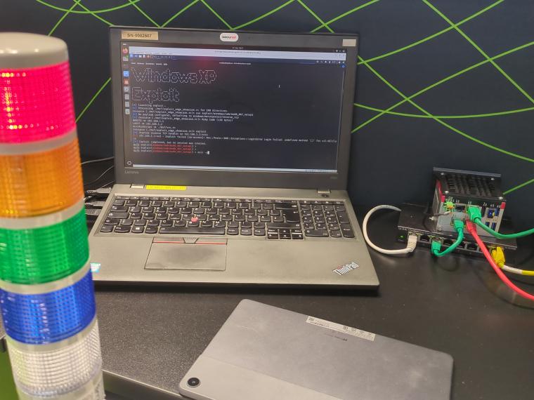 Laptop und bunte Lichtersäule