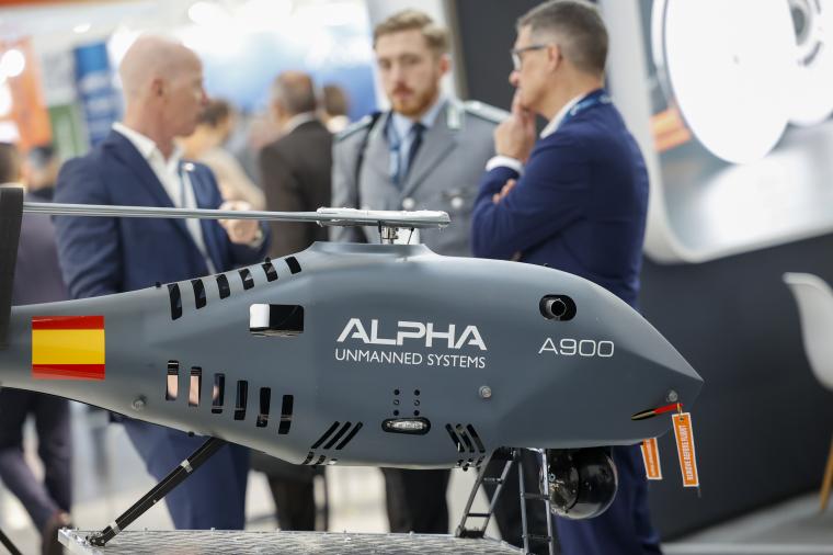 Graue, hubschrauberartiges Fluggerät mit der Aufschrift „Alpha Unmanned...