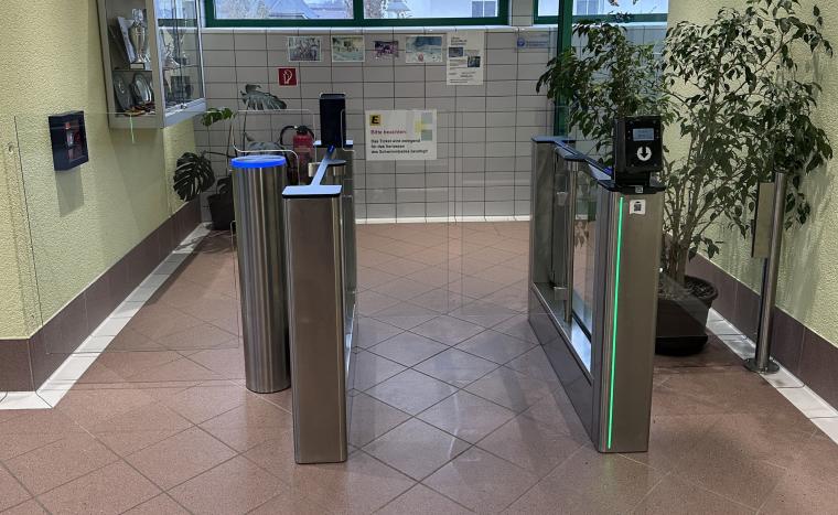 Das elegante Design des Zutrittssystems fügt sich nahtlos in die Umgebung ein.