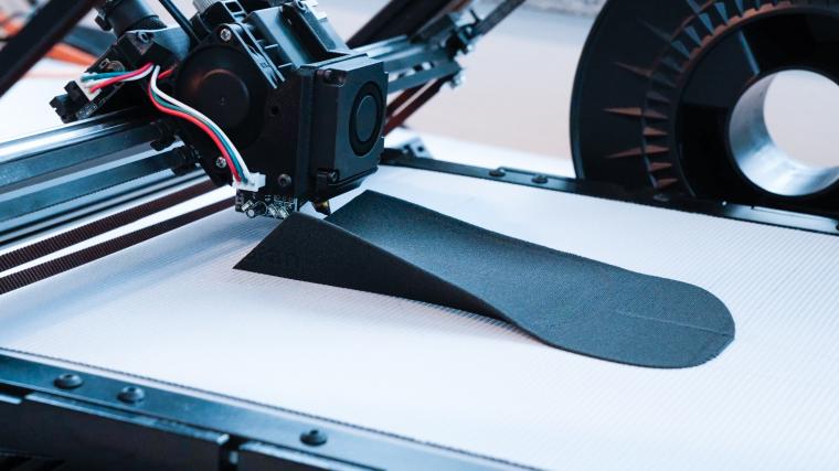 3D Drucker fertigt eine dunkelgraue Schuheinlage