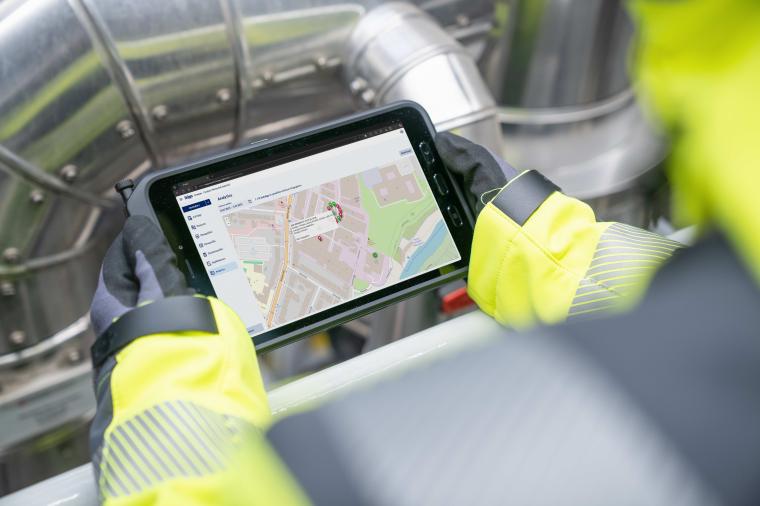 Ein Tablet zeigt eine digitale Karte mit einer GPS Position, gehalten von einer...