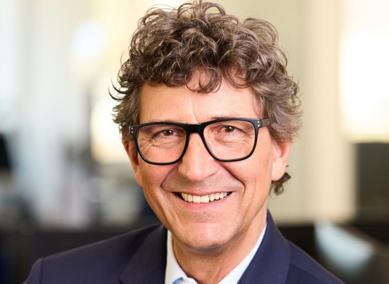 Mittelalter lockiger Mann mit Brille