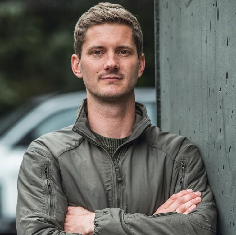 Junger Mann in grüner Jacke