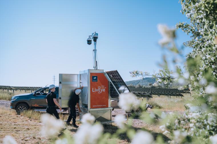 Videoturm mit Auto in Landschaft