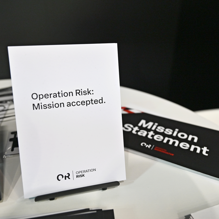 Ein Aufsteller mit der Aufschrift „Operation Risk: Mission accepted.“ steht...