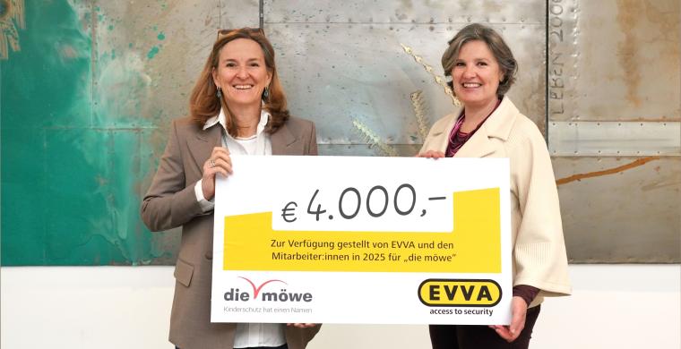 Nicole Ehrlich-Adám, CPO und Mitglied der Geschäftsleitung bei Evva (l.),...