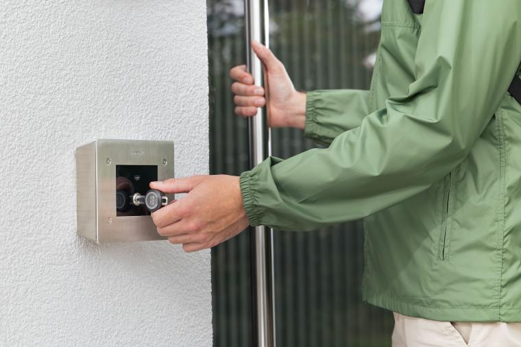 Robust und wettergeschützt ermöglicht der Cliq-Leser außen die sichere...