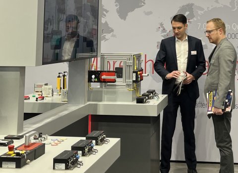 zwei Männer auf einer Messe mit Geräten