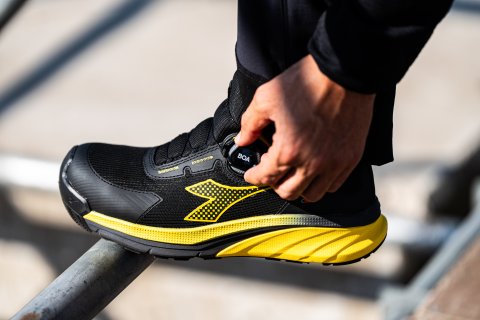 Schwarzer und gelber Sicherheitsschuh von Diadora Utility mit BOA Fit System wird per Drehverschluss angepasst